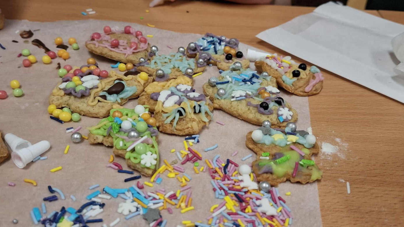 Międzypokoleniowe pieczenie pierników w PCK w Kaliszu