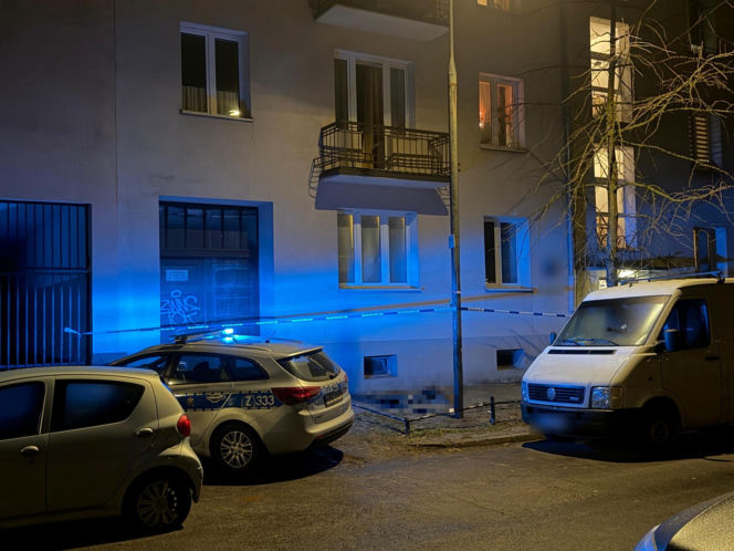 Tragedia w Warszawie. Wyszedł na oblodzony balkon, poślizgnął się i spadł. Nie żyje