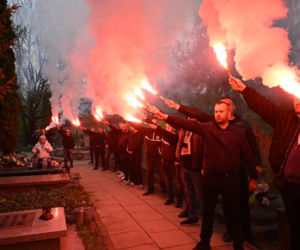 Pogrzeb Jacka Magiery: kibice odpalili race