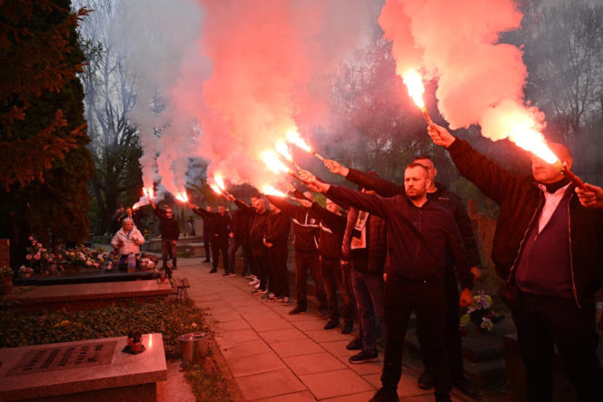 Pogrzeb Jacka Magiery: kibice odpalili race