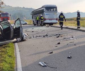 Wypadek w Tęgoborzy. Autokar zderzył się z osobówką. Dziecko trafiło do szpitala