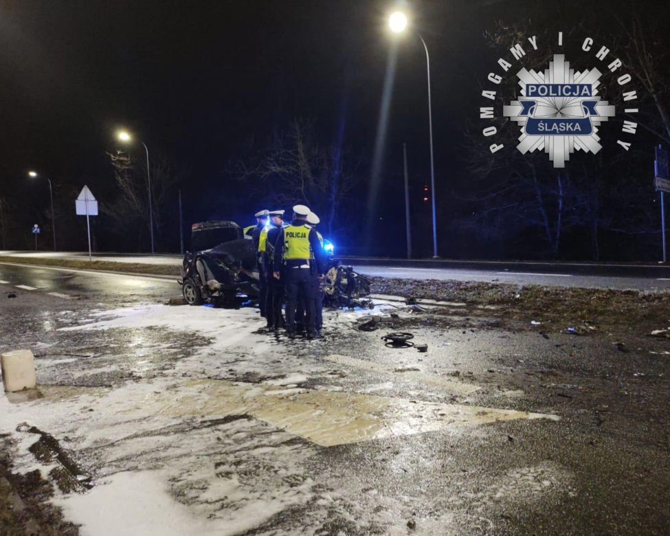 Z BMW została miazga! Zginęła pasażerka. "20-latek stracił panowanie nad autem". Horror w Tychach