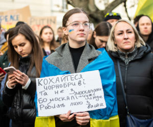  Kraków solidarny z Ukrainą. Setki osób przyszło na manifestację [ZDJĘCIA]