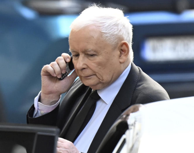 Kaczyński ma kultowy telefon komórkowy