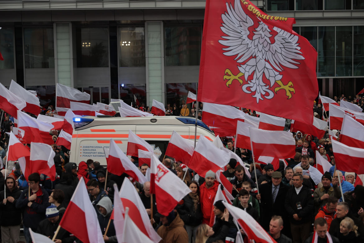 Morze flag na Marszu Niepodległości w Warszawie