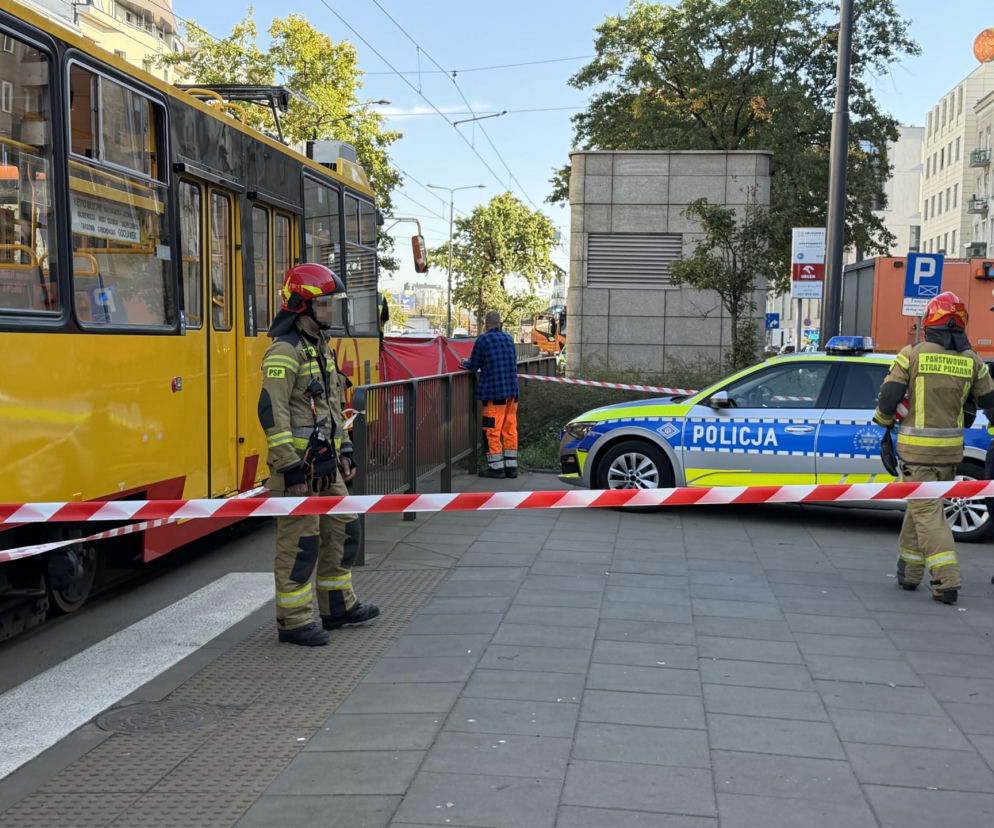 Strażacy i policjanci przy żółtym tramwaju zabezpieczają miejsce wypadku. O zderzeniu w Łodzi przeczytasz w SE Łódź.