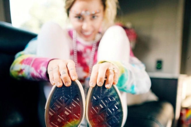 Conversy od Miley Cyrus z tęczowej kolekcji.