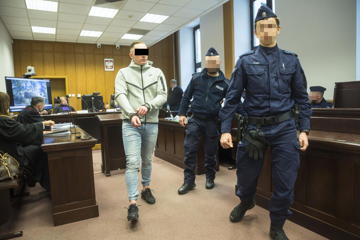 Co widać na nagraniu ataku nożem na Nowym Świecie? Sąd odtworzył szokujący materiał