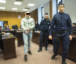 Co widać na nagraniu ataku nożem na Nowym Świecie? Sąd odtworzył szokujący materiał