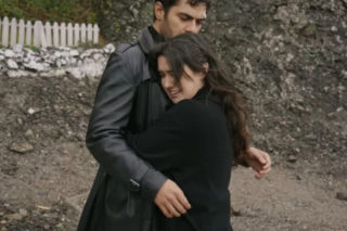 Wichrowe wzgórze: Halil nie wie, kim jest Zeynep. Patrzy na nią jak na obcą osobę