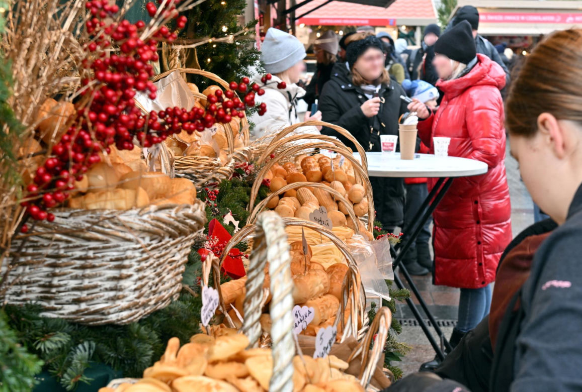 Tłumy na jarmarku bożonarodzeniowym w Krakowie