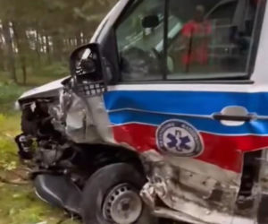 18-latek w BMW zderzył się czołowo z karetką! Są poszkodowani