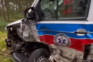 18-latek w BMW zderzył się czołowo z karetką! Są poszkodowani