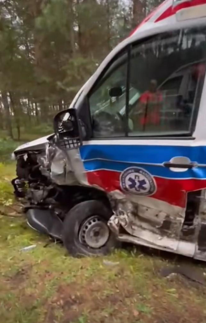 18-latek w BMW zderzył się czołowo z karetką! Są poszkodowani