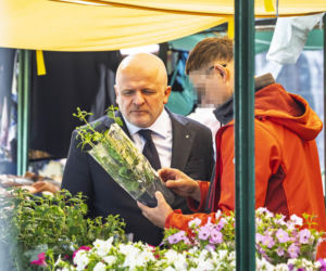 Paweł Kowal na targu