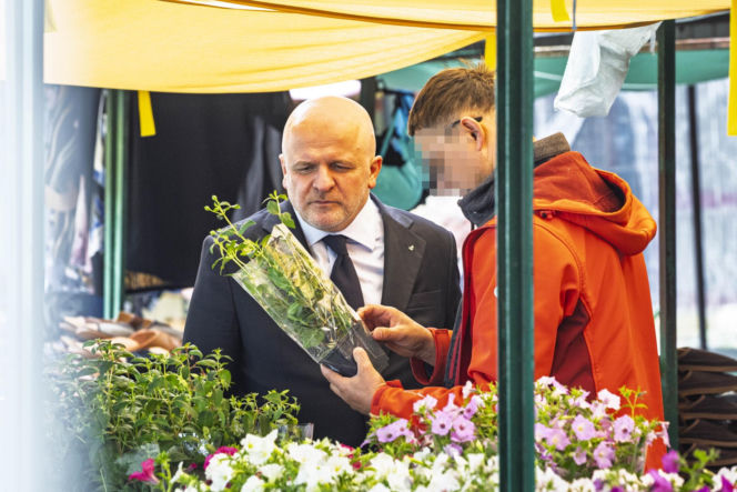 Paweł Kowal na targu