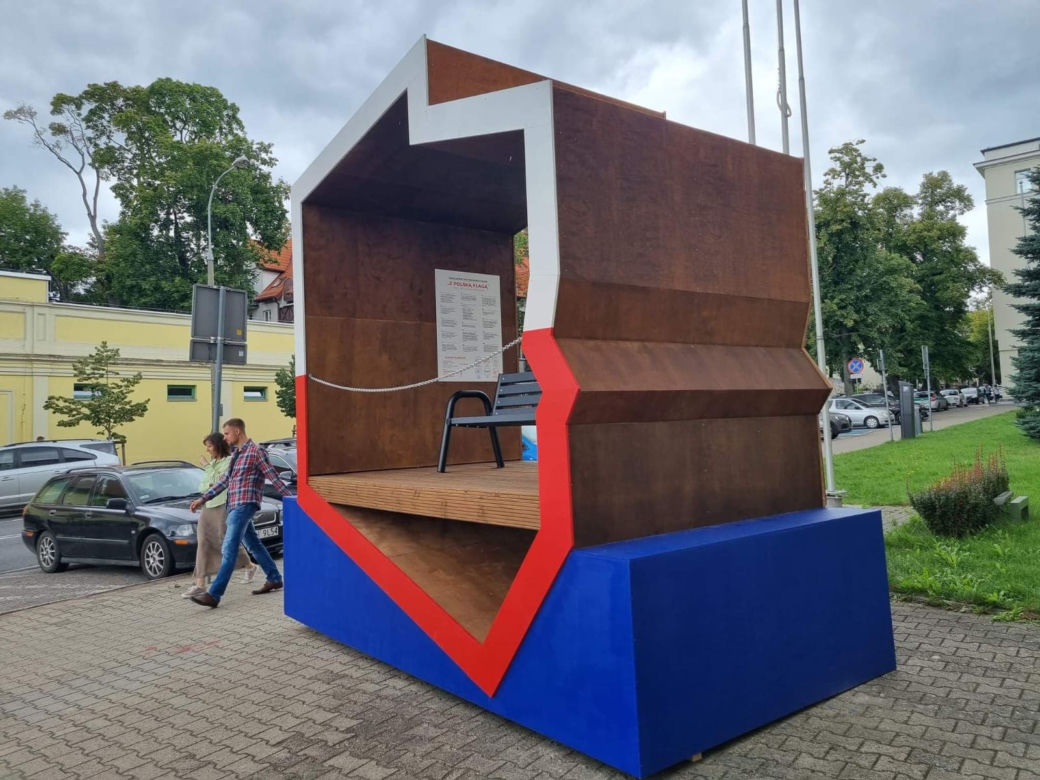 Kontrowersyjna instalacja w centrum Olsztyna
