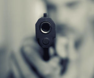 Czy liberalny dostęp do broni dla obrony własnej sprawia, że terroryści zastanawiają się nad jej użyciem?