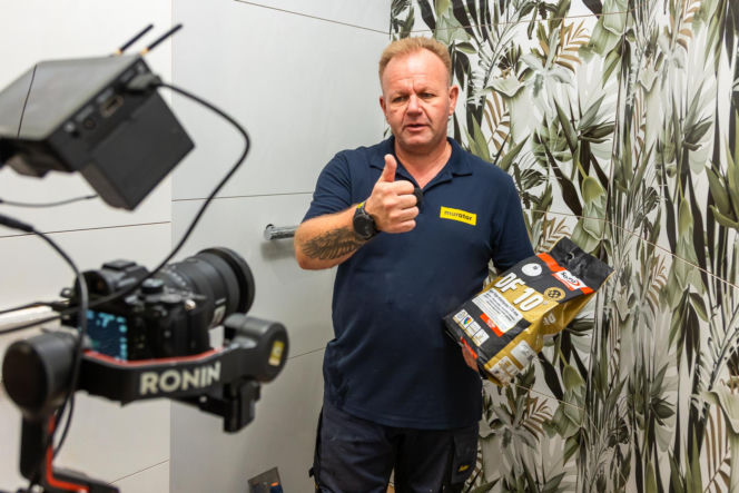 Murator Remontuje, Klejenie i fugowanie płytek