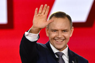 Niebywałe sceny w czasie wywiadu z Nawrockim! Nagle dziennikarz zanurkował pod stół 