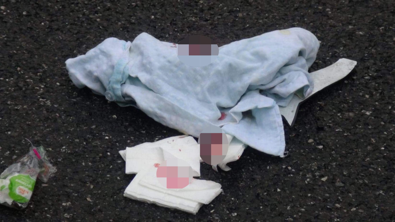 Dramat pod ambasadą. Uderzyła w autobus, potrąciła ojca. Oboje są w szpitalu