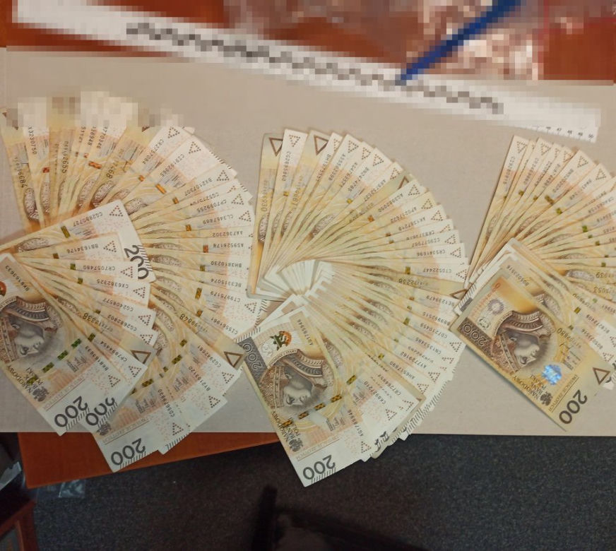 Próbowali wyłudzić od seniorów ponad 300 tys. zł. Dwóch 20-latków odpowie za oszustwa metodą „na policjanta”
