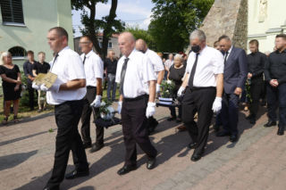 Pogrzeb ofiar wypadku w Elżbietowie. Zrozpaczony tłum pożegnał małą Zosię i jej mamę Małgorzatę [ZAPIS RELACJI]