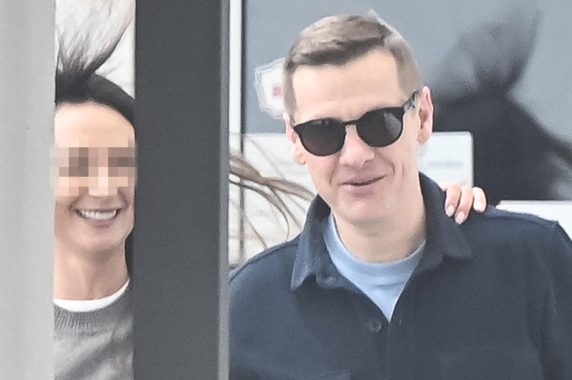 Marcin Mroczek z dziewczyną w cukierni