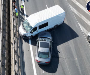 Drogim Jaguarem wbił się w bus. Potem uciekł