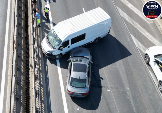 Drogim Jaguarem wbił się w bus. Potem uciekł