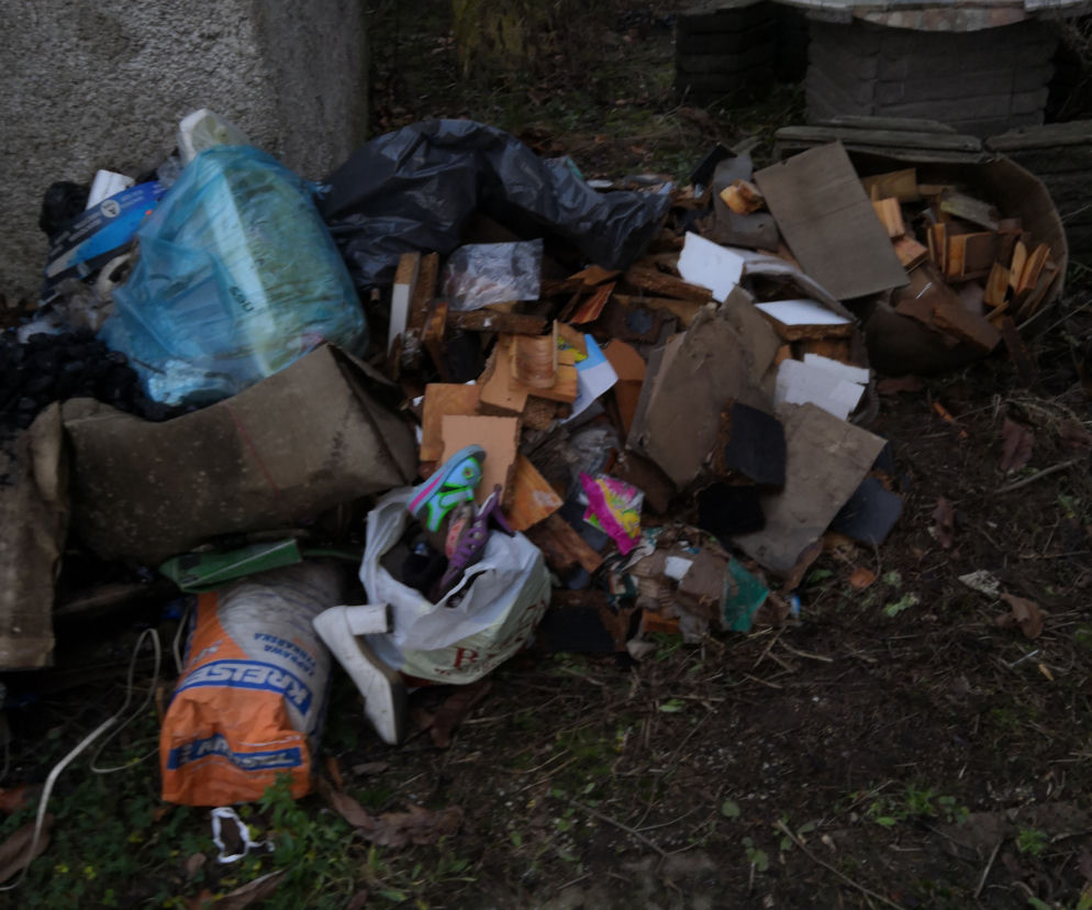 Mieszkaniec Gumieniec palił w piecu śmieciami i płytami paździerzowymi