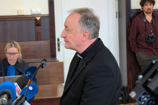Biskup Jeż przed sądem. Jego słowa na sali wywołały poruszenie. Kościół musi się oczyścić