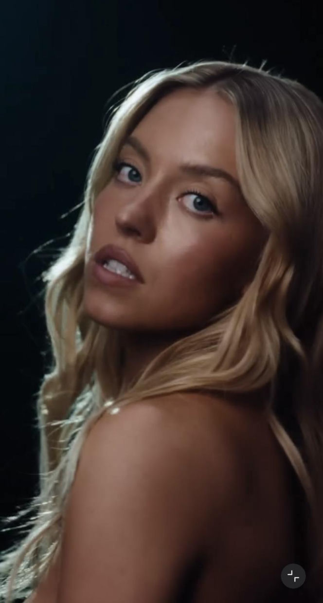 Rozebrana Sydney Sweeney w sportowej reklamie