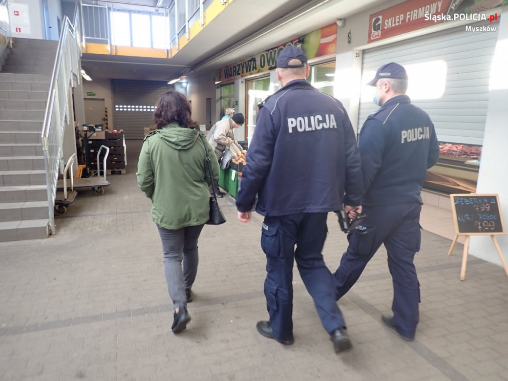 Śląskie: W komunikacji miejskiej i sklepach coraz więcej policyjnych patrol. Rośnie liczba mandatów za brak maseczki