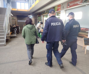 Śląskie: W komunikacji miejskiej i sklepach coraz więcej policyjnych patrol. Rośnie liczba mandatów za brak maseczki