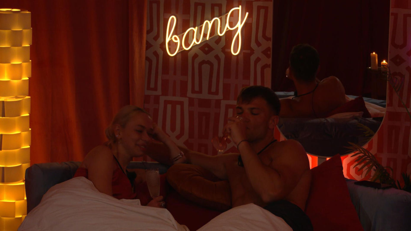 Love Island 9: Adrian zaliczył poważną wpadkę. Widzowie mają niezłą polewkę w komentarzach