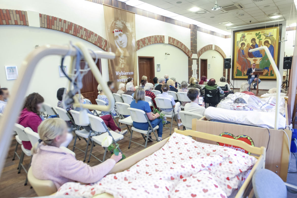 Michał Wójcik śpiewał dla podopiecznych hospicjum