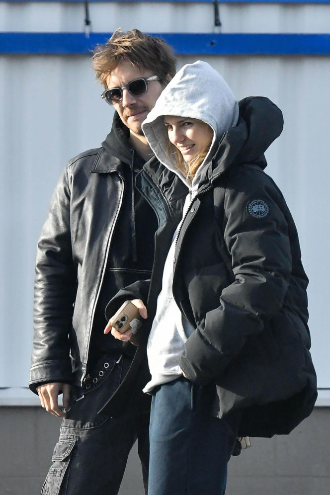 Maciej Musiał najpierw pieści auto, potem dziewczynę