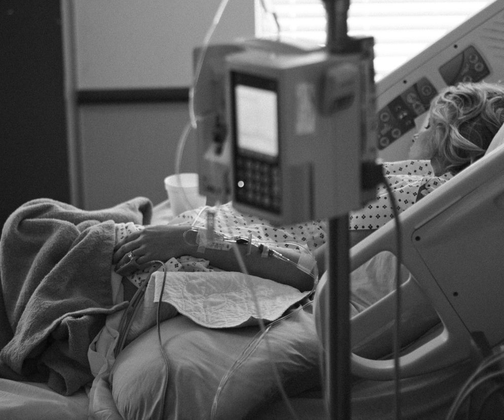 Szpital w Bełchatowie zapełnia się chorymi na COVID-19. Do odwołania wstrzymano porody rodzinne