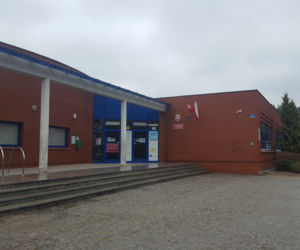 Hałda śmieci przy szkole