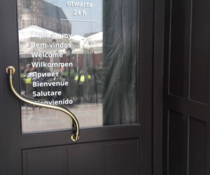 Wiemy, jak wygląda szyld Biedronki na krakowskim Rynku! [ZDJĘCIA]