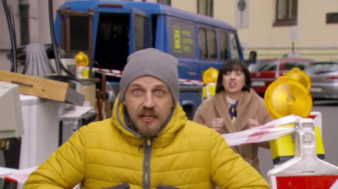 O mnie się nie martw 2 sezon odc. 12. Krzysiek (Paweł Domagała), Irenka (Hanna Śleszyńska)