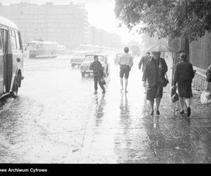 Warszawa zniknęła pod wodą! Zalane ulice i chodniki. Co tam się działo! Archiwalne zdjęcia z lat 60.