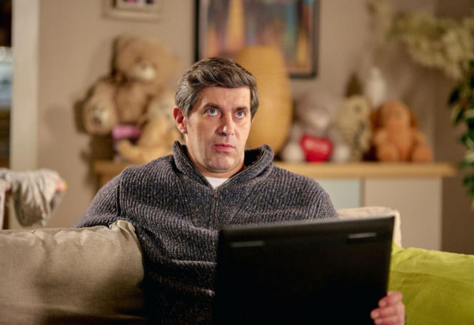 "Na Wspólnej", odcinek 4171: Kariera Mariusza wisi na włosku. Mężczyzna ucieka w alkohol i odsuwa się od Oli