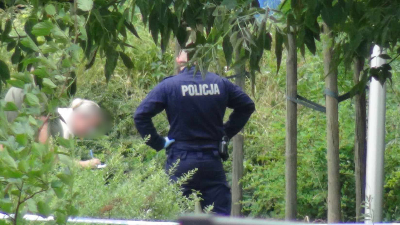 Dzieci bawiły się obok zwłok. Ciało młodego mężczyzny leżało przy placu zabaw