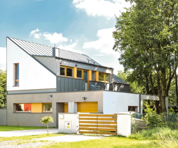 146 m² domu na małej działce. Sprytne rozwiązanie architektów