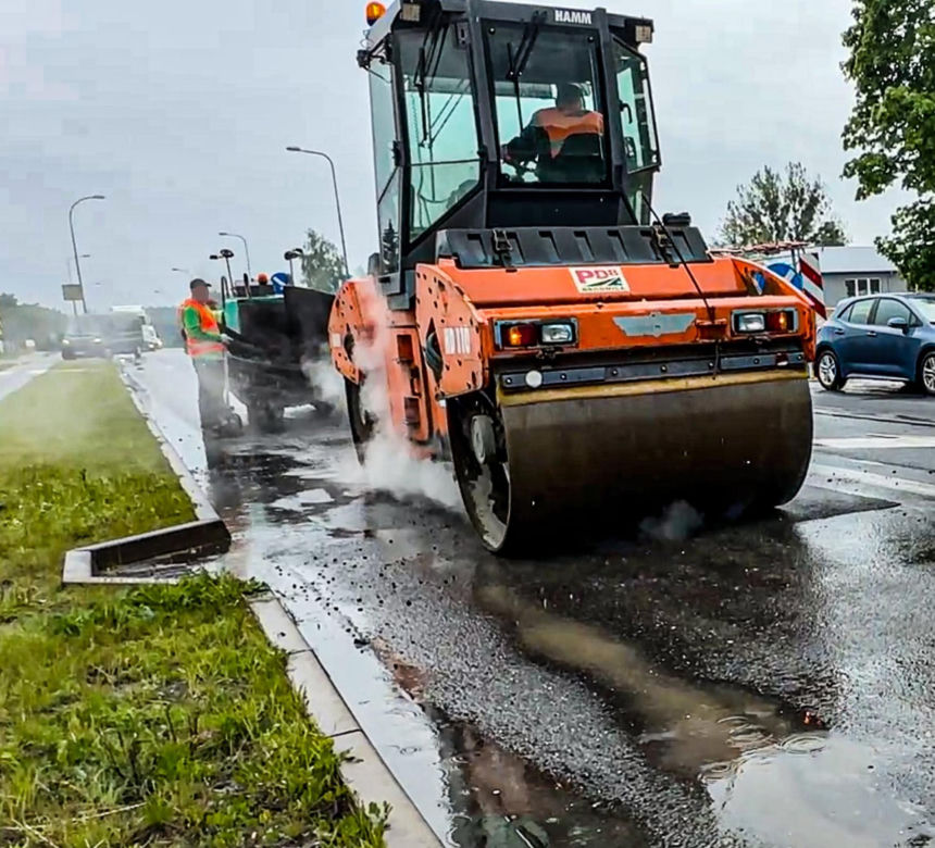 Robotnicy pracują w ulewę