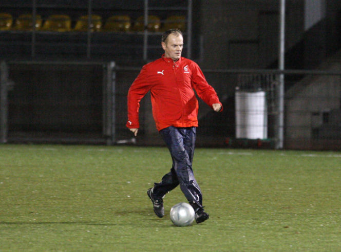 Donald Tusk gra w piłkę