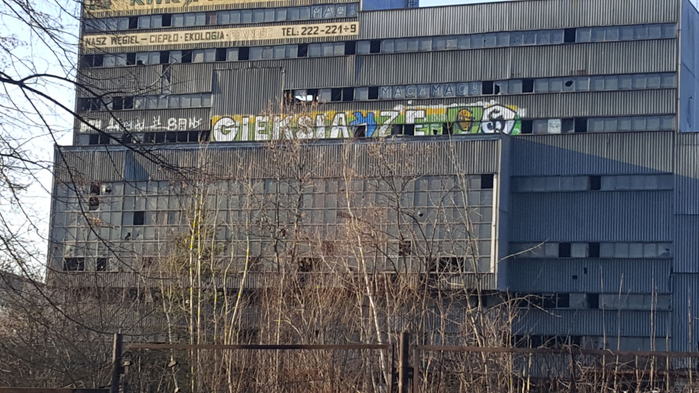 Złomiarze dewastują budynki po kopalni Mysłowice