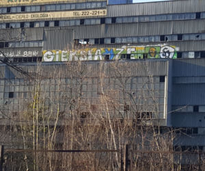 Złomiarze dewastują budynki po kopalni Mysłowice